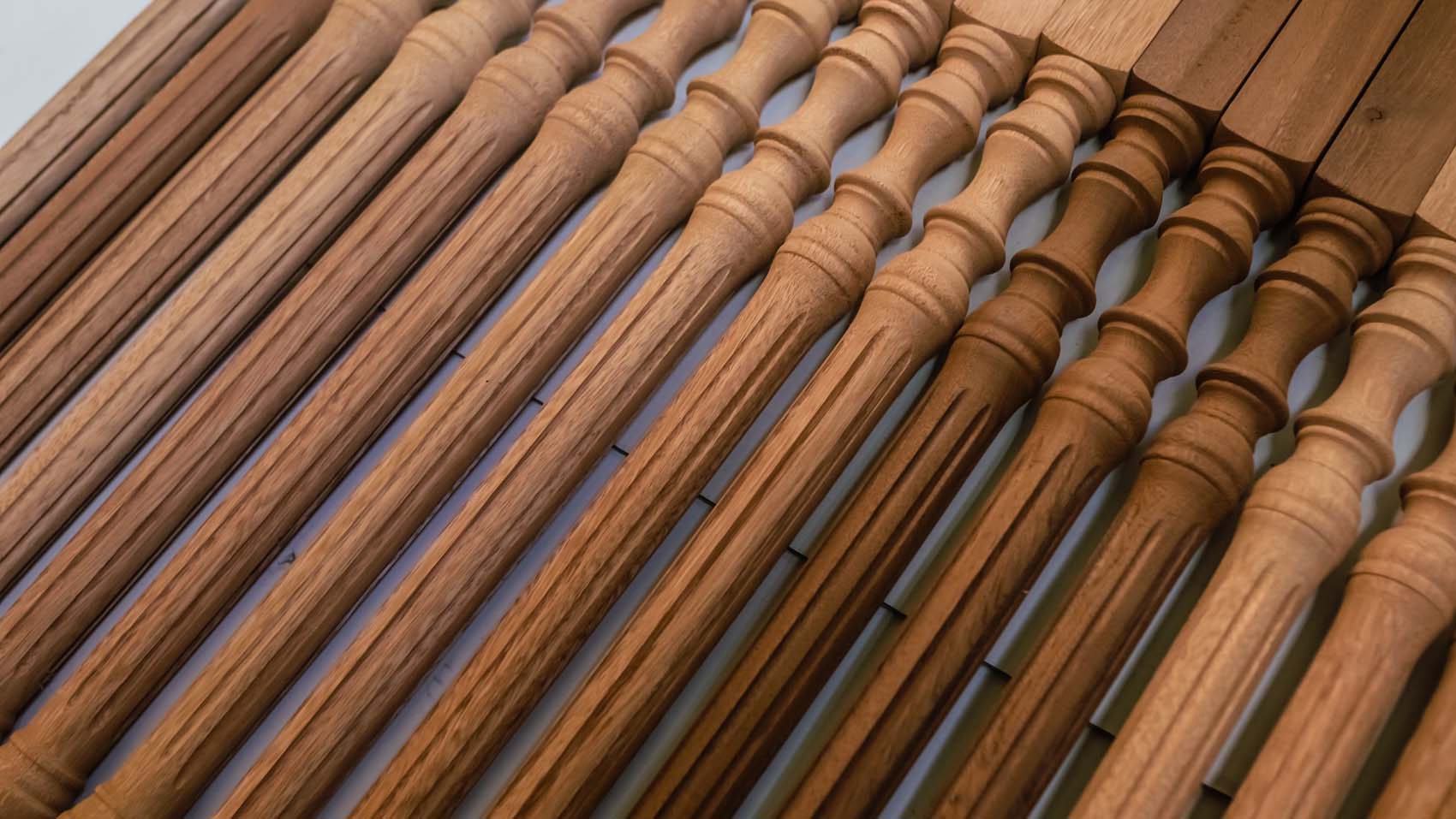 Colonnes de bois sculptées pour une rembarde