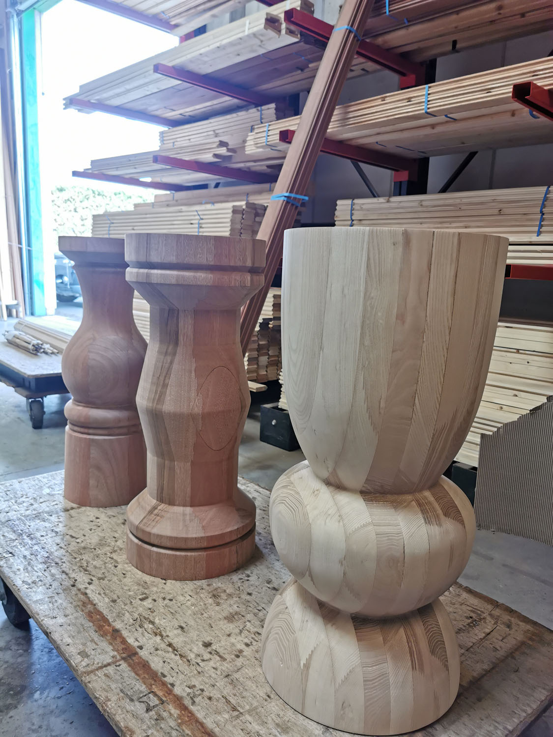 Colonnes de bois sculptées avec différentes essences