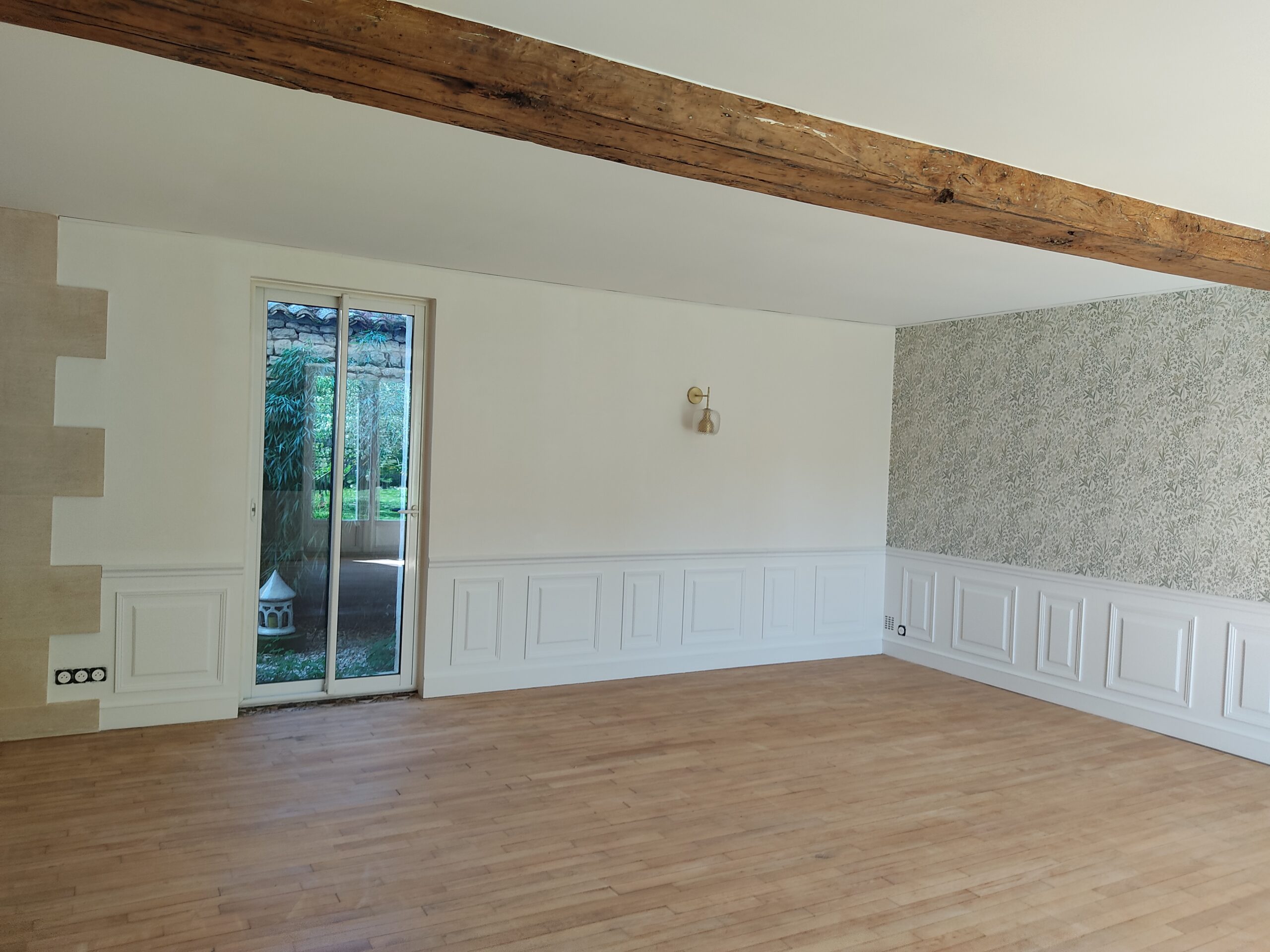 Moulure posée sur différents murs de couleurs unies