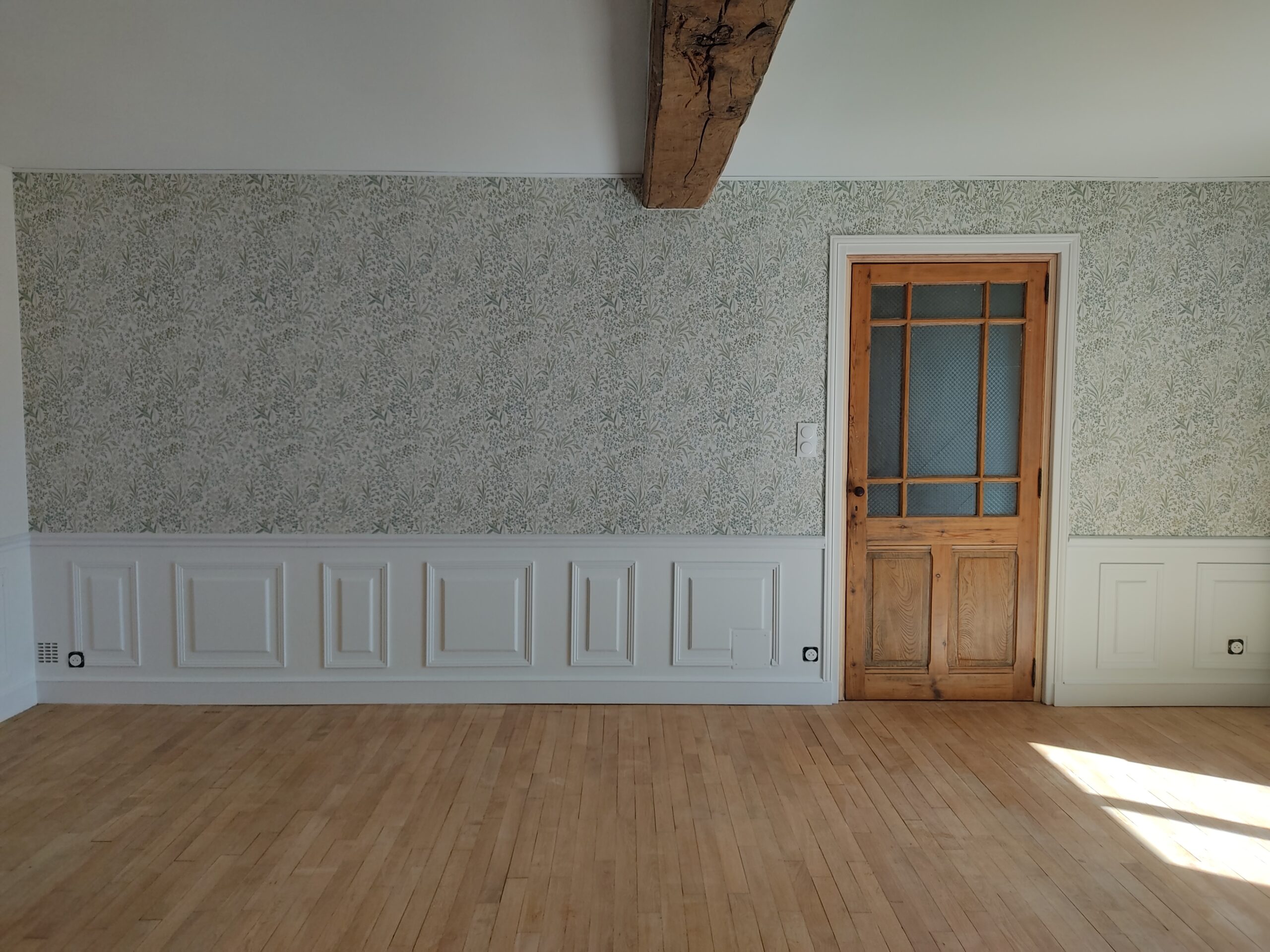 Moulure posée sur un mur avec du papier peint à motif