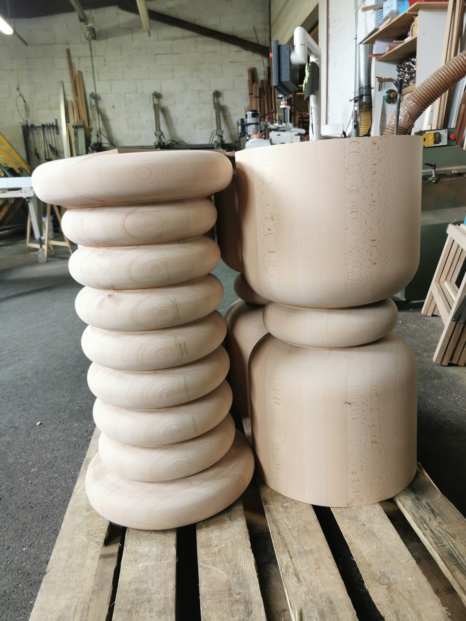 Colonnes de bois sculptées en style arrondi