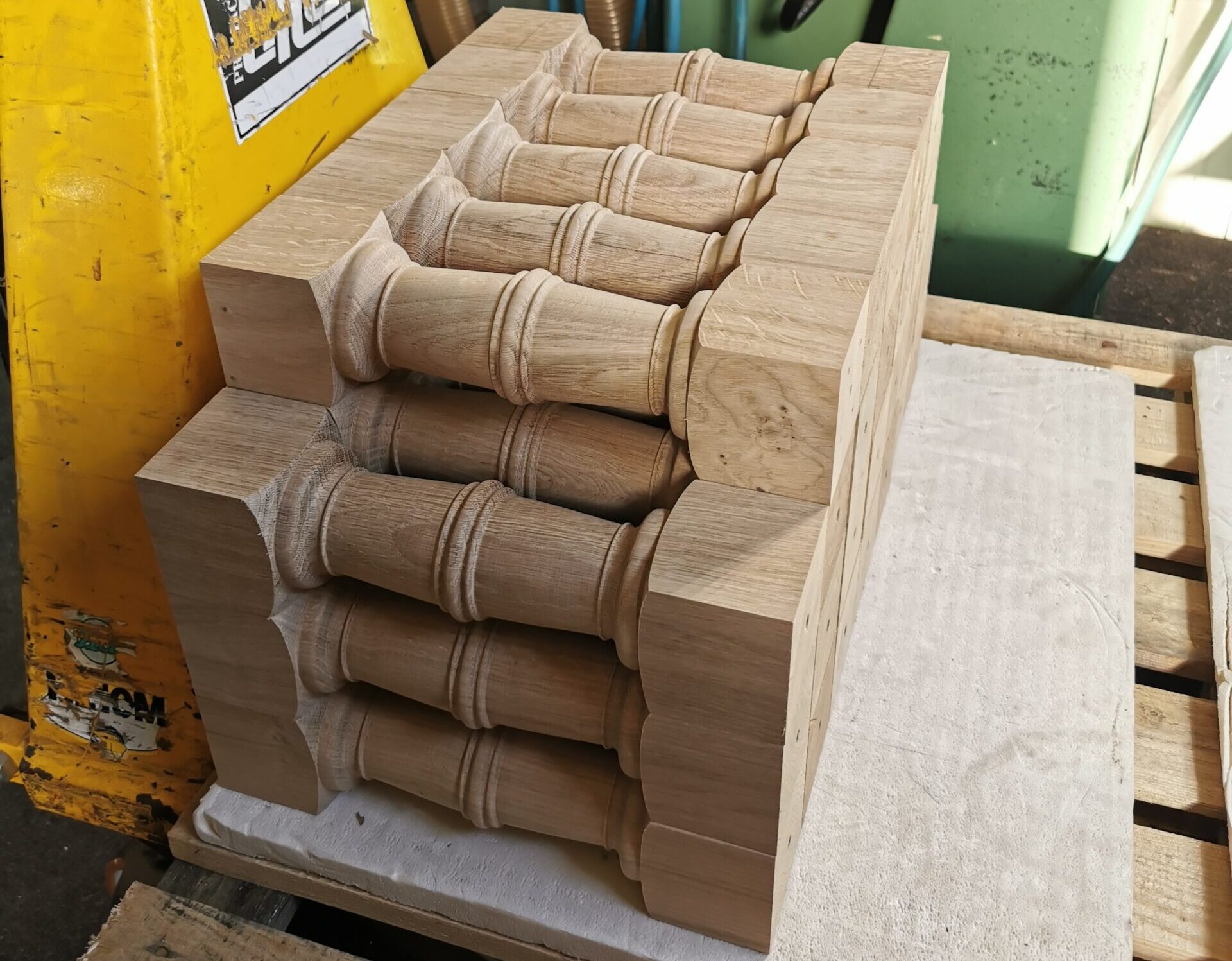 Colonnes de bois sculptées pour une rembarde