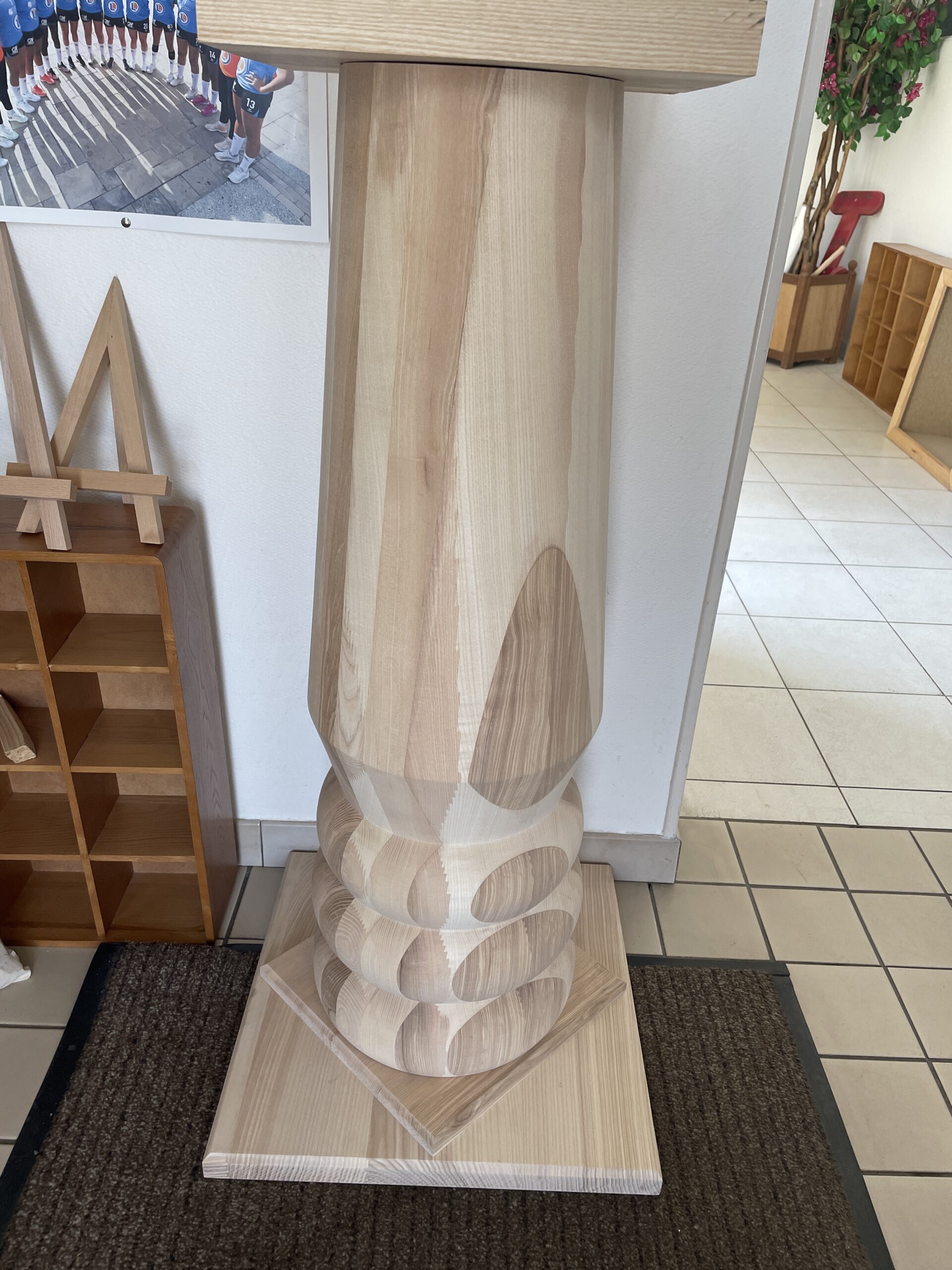 Colonne en bois sculptée par nos soins