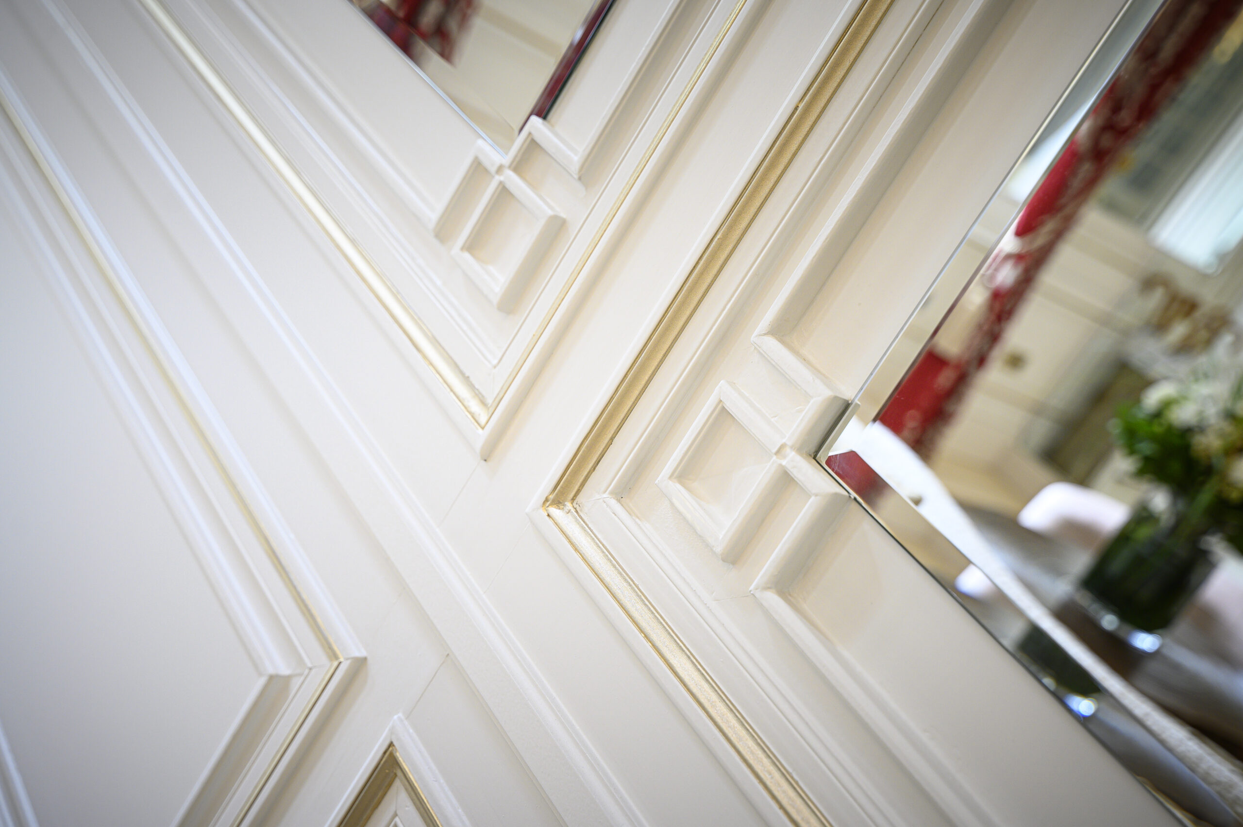 Moulure blanche géométrique